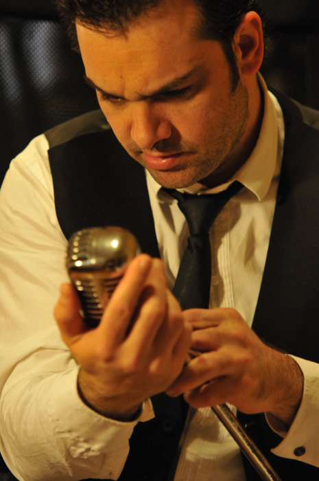 Ο Δώρος Δημοσθένους με δύο τραγούδια και live στο Badminton!