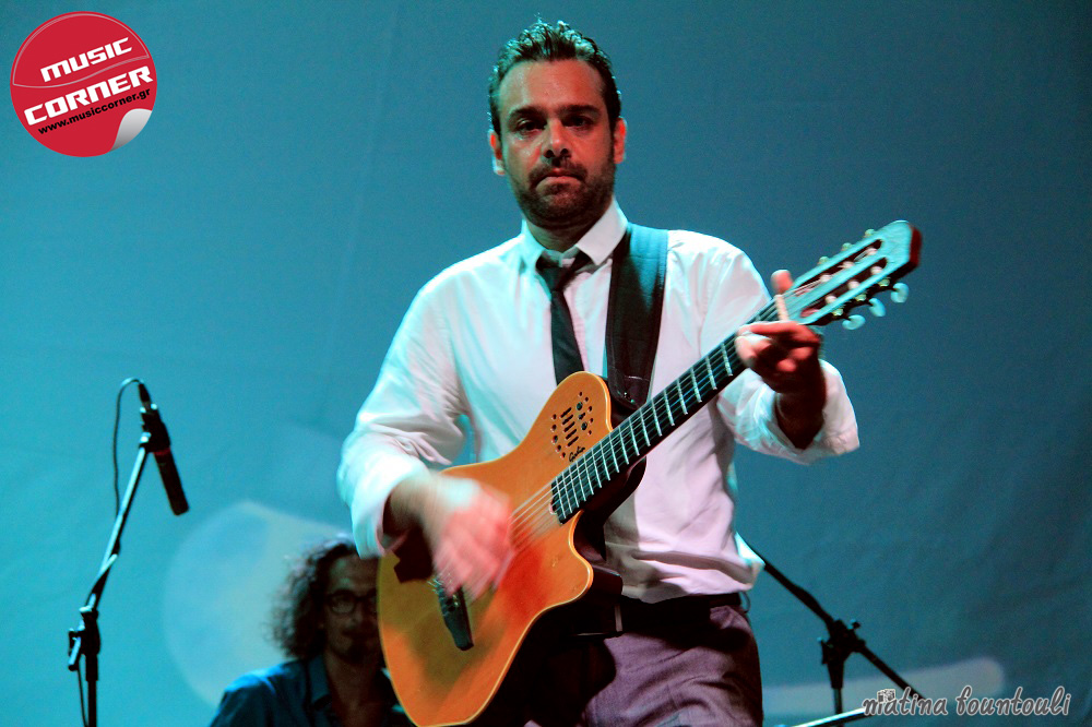 Ο Δώρος Δημοσθένους ερμηνεύει το τραγούδι της ταινίας “Οικόπεδο 12”!