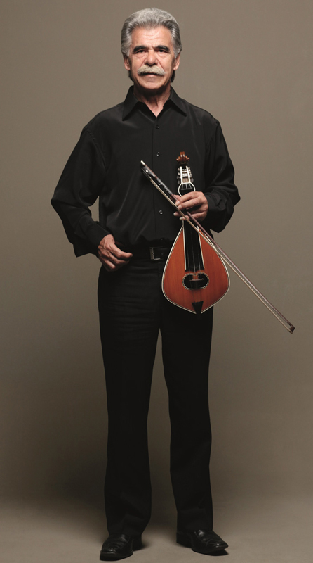 Ο Βασίλης Σκουλάς στη σκηνή του Γυάλινου!