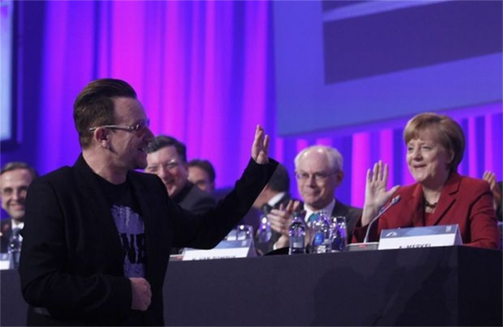 Ο Bono ξεσπάθωσε ενάντια στη Τρόικα, παρουσία της Μέρκελ!