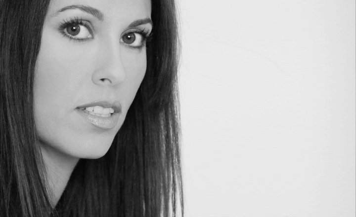 Η Σαλίνα Γαβαλά παρουσιάζει την ποιητική της συλλογή “Ηδονές Οδύνες” στο Polis Art Café!