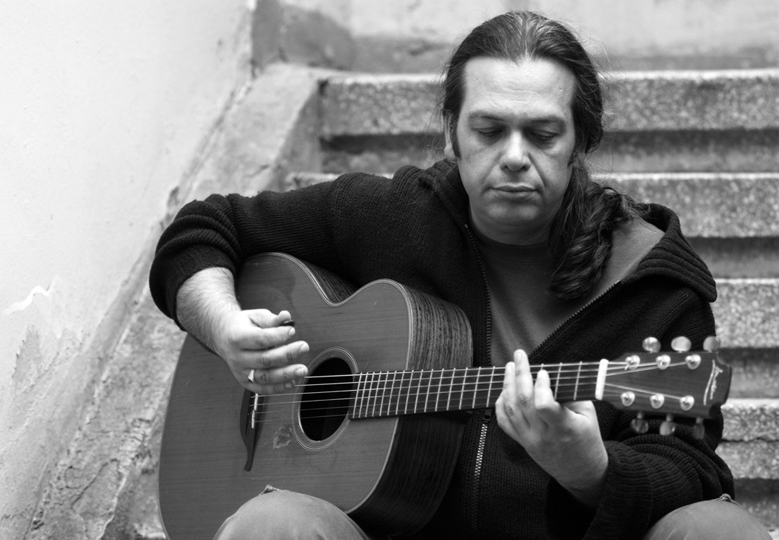 Ο Μπάμπης Παπαδόπουλος στην σκηνή του KooKoo με το “Ακούστικ Σετ”!