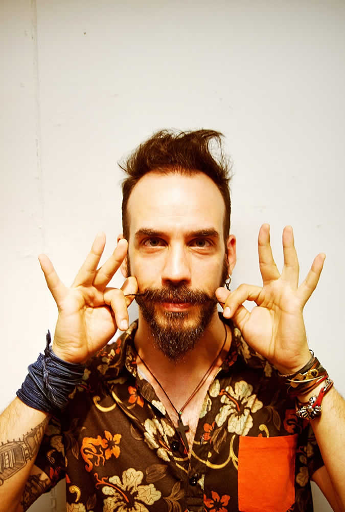 O Πάνος Μουζουράκης συμπράττει με την Penny και τους… γάτους της!