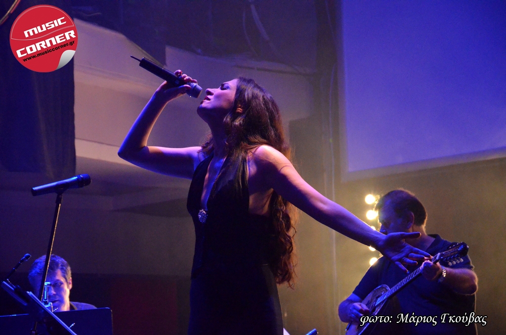 Είδαμε τη Φωτεινή Δάρρα σε ένα live με… άρωμα κινηματογράφου!