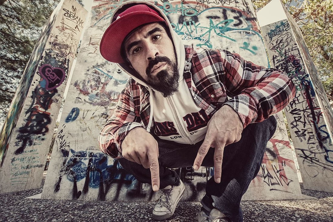 Ο 12ος Πίθηκος ραπάρει στο Passport