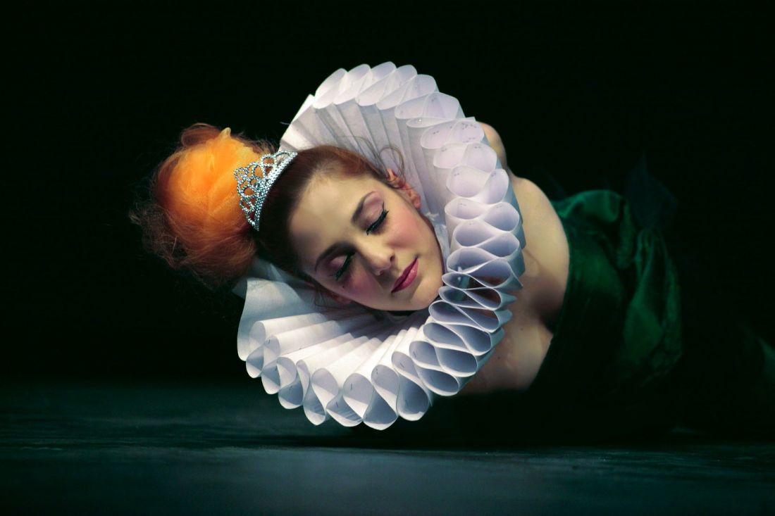 “Ω! Τι Κόσμος Μπαμπά”: Η διαχρονική σάτιρα του Κώστα Μουρσελά στο Θέατρο Προσκήνιο