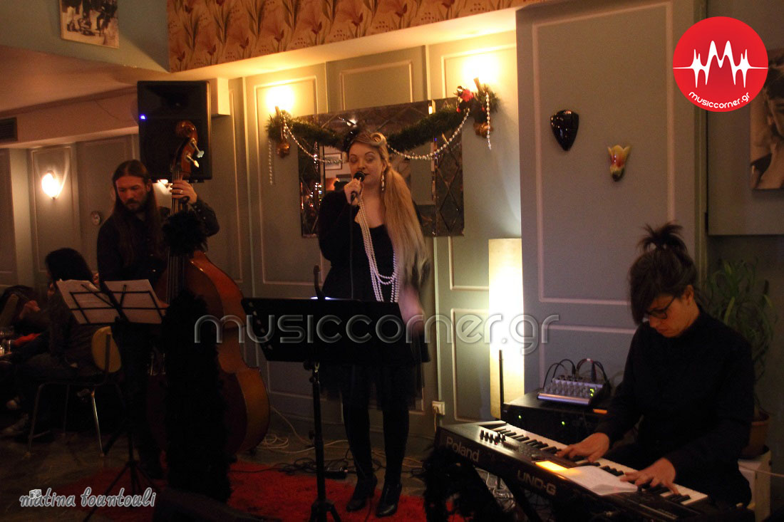 Πέρλες, μποά και Glitter Grotesque στο Ginger Ale!