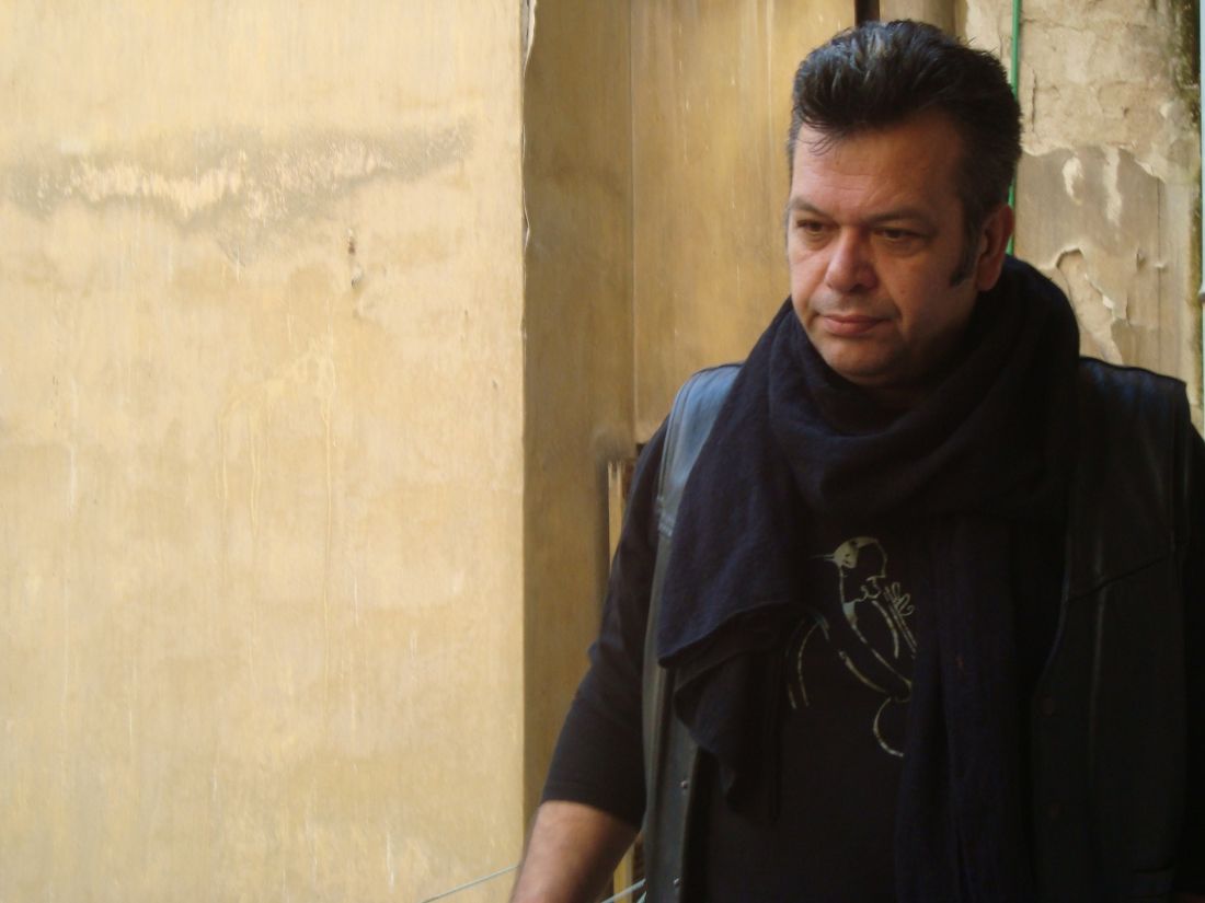 O Μπάμπης Παπαδόπουλος σε ένα acoustic set, στο Κέντρο Πολιτισμού Σταύρος Νιάρχος