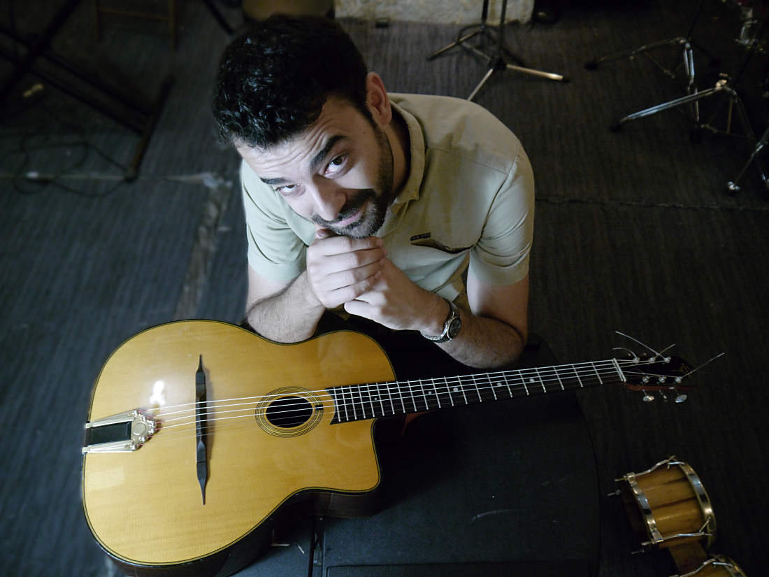Ο Rémi ερμηνεύει τον δικό του Jacques Brel!