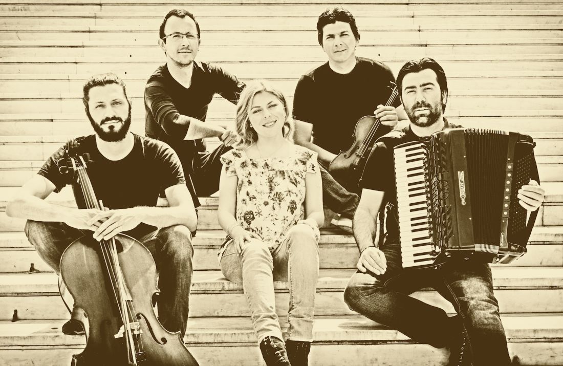 Η Τέτη Κασιώνη με το κουαρτέτο της, στον Κήπο του Νομισματικού Μουσείου