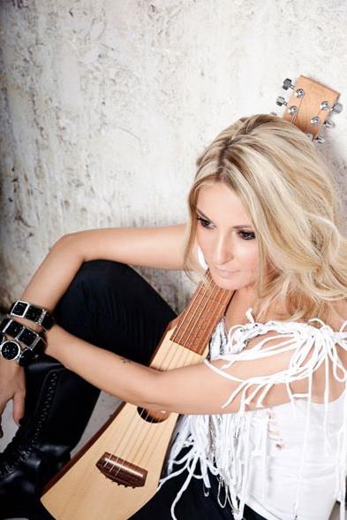 Η Εύα Λουκάτου με το… σακίδιό της πηγαίνει Χυτήριο!