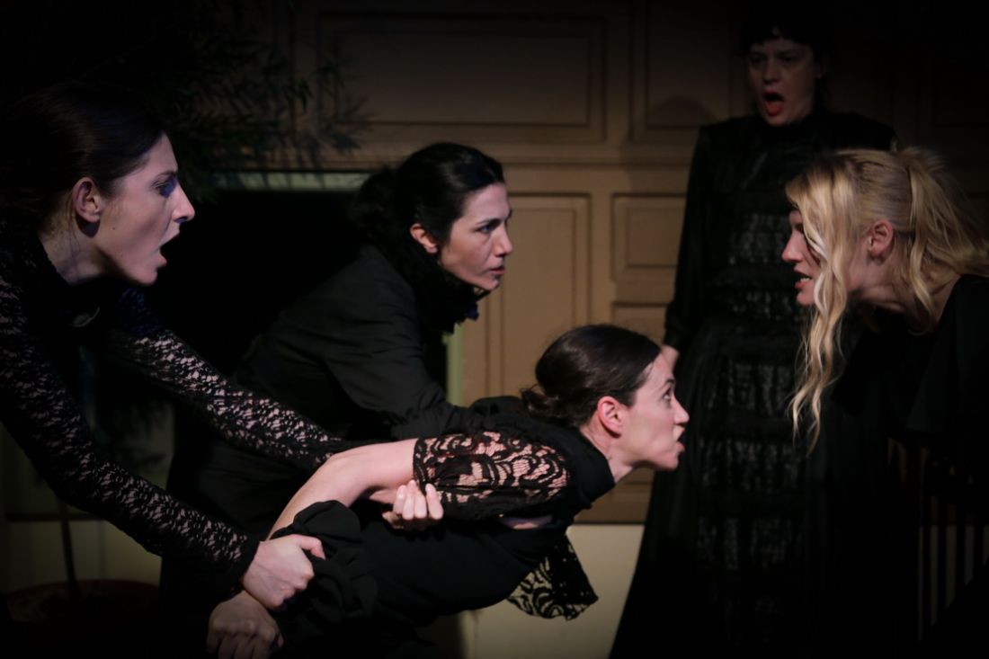 Είδαμε “Το σπίτι της Μπερνάρντα Άλμπα”, λίγο πριν πέσει η αυλαία, στο Βρυσάκι της Πλάκας…