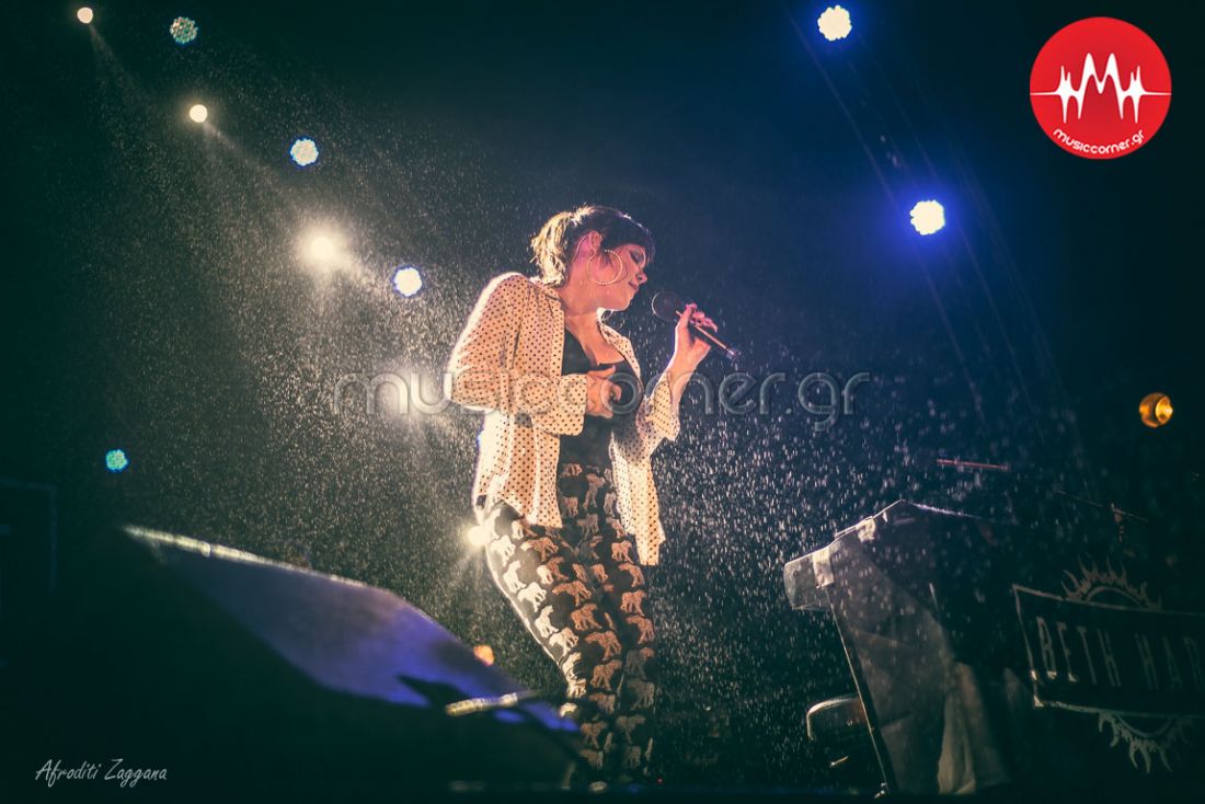 Capital controls και βροχή ήταν κόντρα, αλλά η Beth ήρθε αποφασισμένη να τα δώσει όλα!