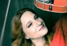 Η Ευανθία Ρεμπούτσικα μάς ταξιδεύει για “Μια Βραδιά στην Πόλη”, στο Βεάκειο Θέατρο!