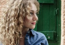 Ένα acoustic live με την Κατερίνα Μακαβού, στο Θέσις 7