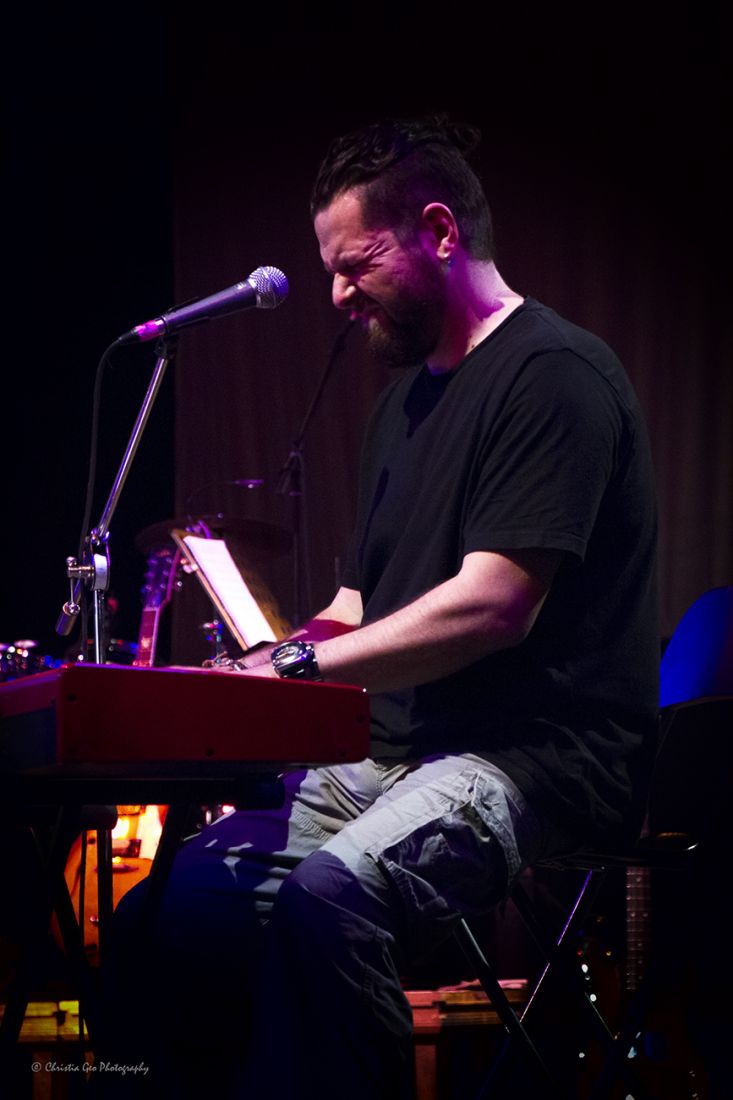 Ο Ηλίας Μακρίδης μας συστήνει την νέα του κυκλοφορία με τίτλο «Λάσπωσαν τα παπούτσια σου»!