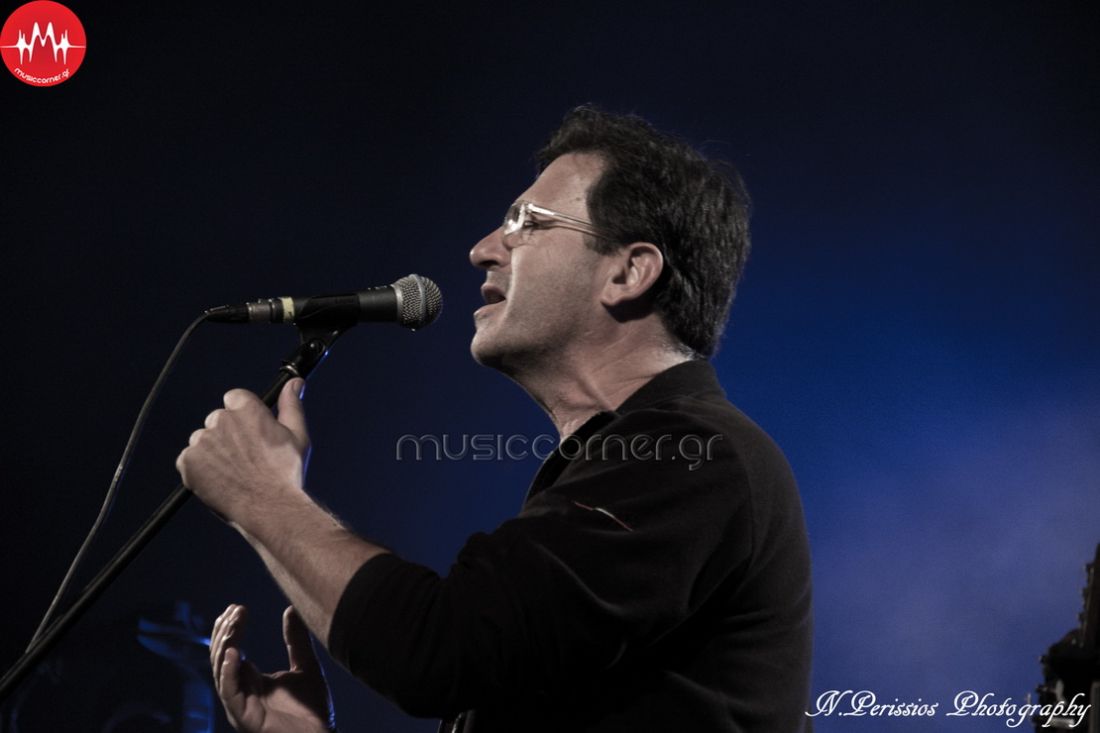 Ο Θανάσης Παπακωνσταντίνου τραγουδά για την Άκτ-ειν