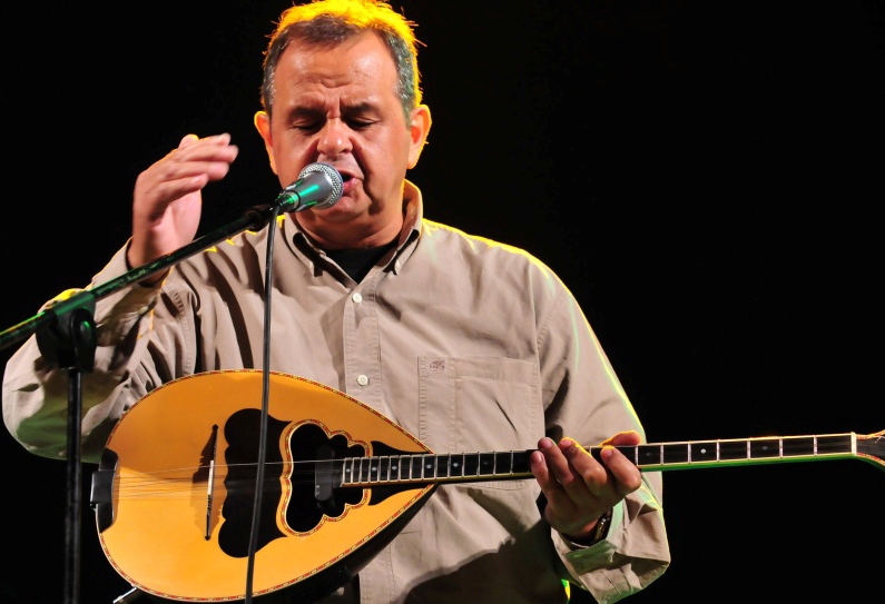 Ο Βαγγέλης Κορακάκης επιστρέφει στο μουσικό καφενείο «στου Στράτου»!