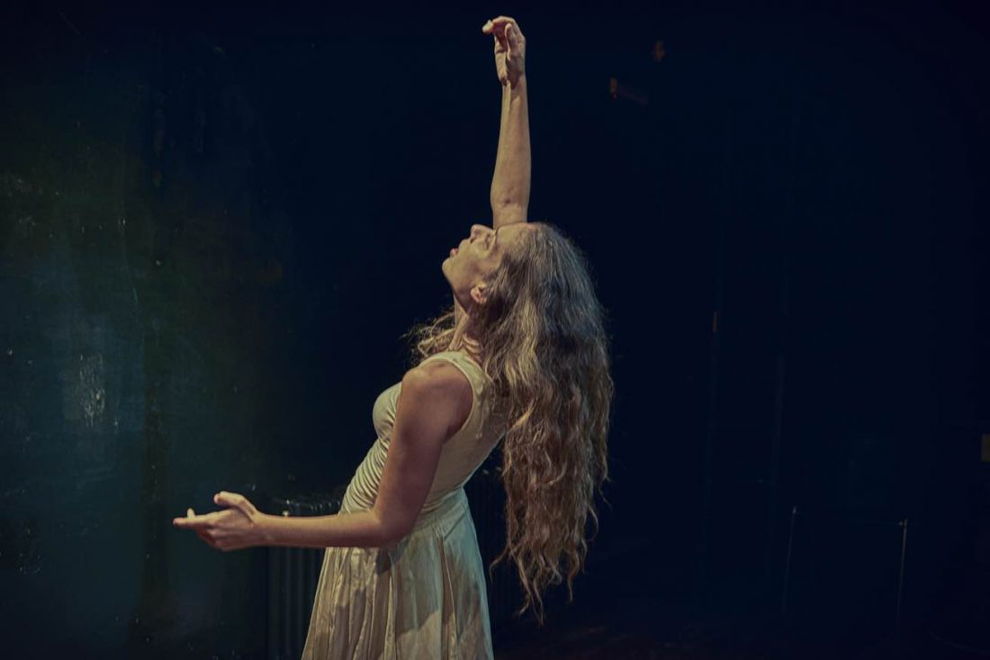 “Αθηνά Χατζηεσμέρ, ετών 17”: Μια αληθινή ιστορία στο Θέατρο Επί Κολωνώ…