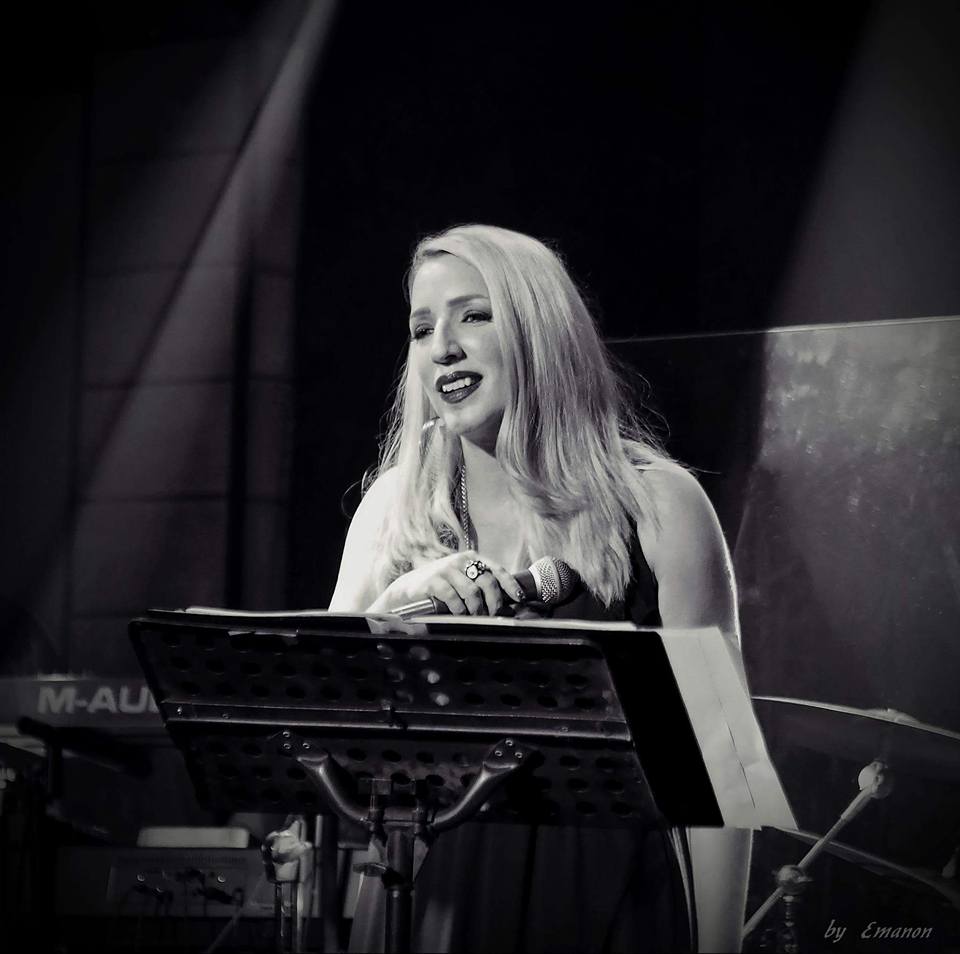 Η Ερασμία Μάνου fullband στο Holy Wood Stage…