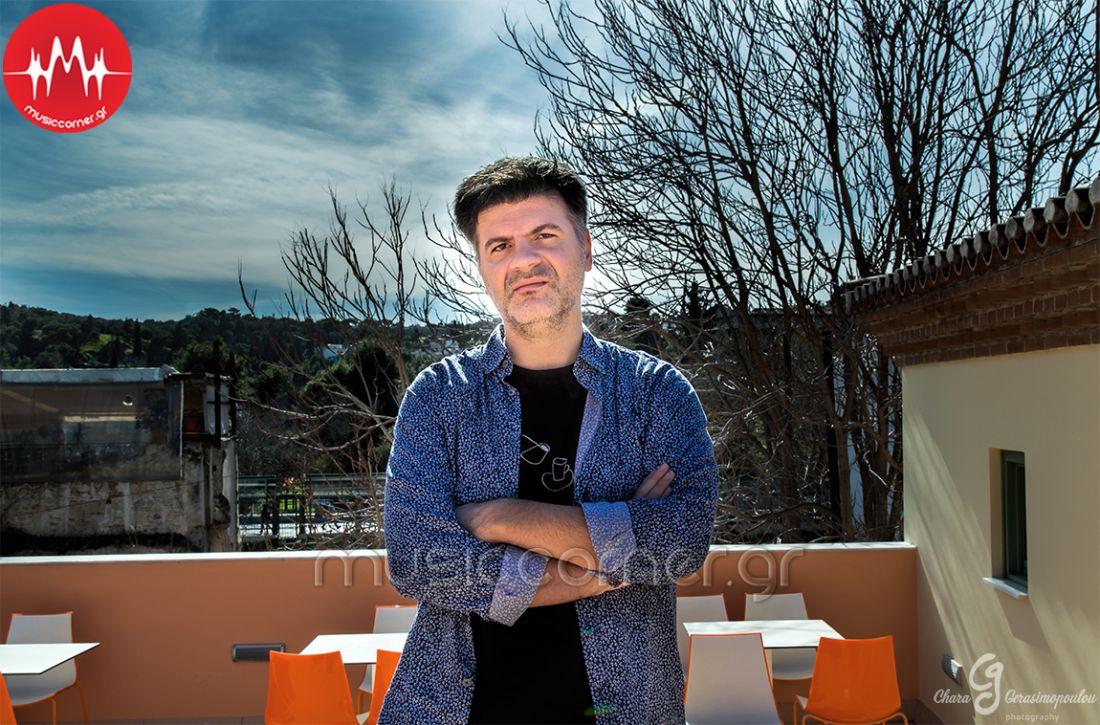 Ο Φοίβος Δεληβοριάς μάς προσκαλεί στην… Ταράτσα του, παρέα με εκλεκτούς φίλους, αυτό το καλοκαίρι!