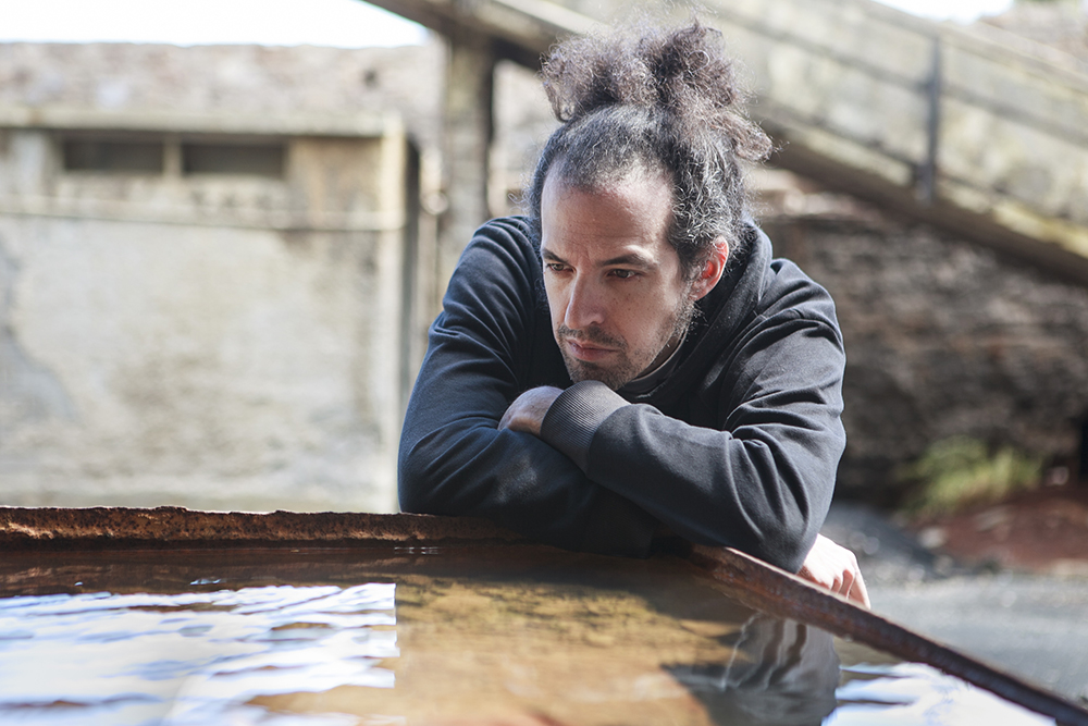 Ο Μάρκος Δεληβοριάς σε ένα live στο θέατρο “Φούρνος”!