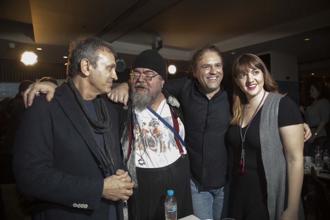 Ο Νίκος Πλατύραχος παρουσίασε “τα άστεγα”! Νταλάρας, Κραουνάκης, Στρατηγού, ερμήνευσαν live τα τραγούδια του!