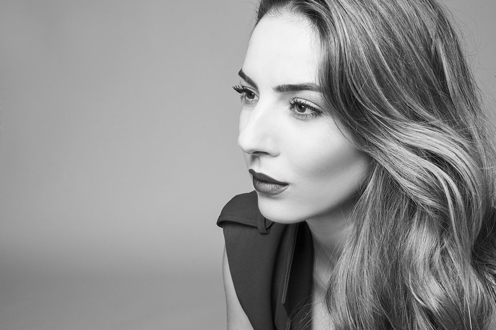 Η Βαλάντω Τρύφωνος σε ένα ακουστικό live στο Bookabar…