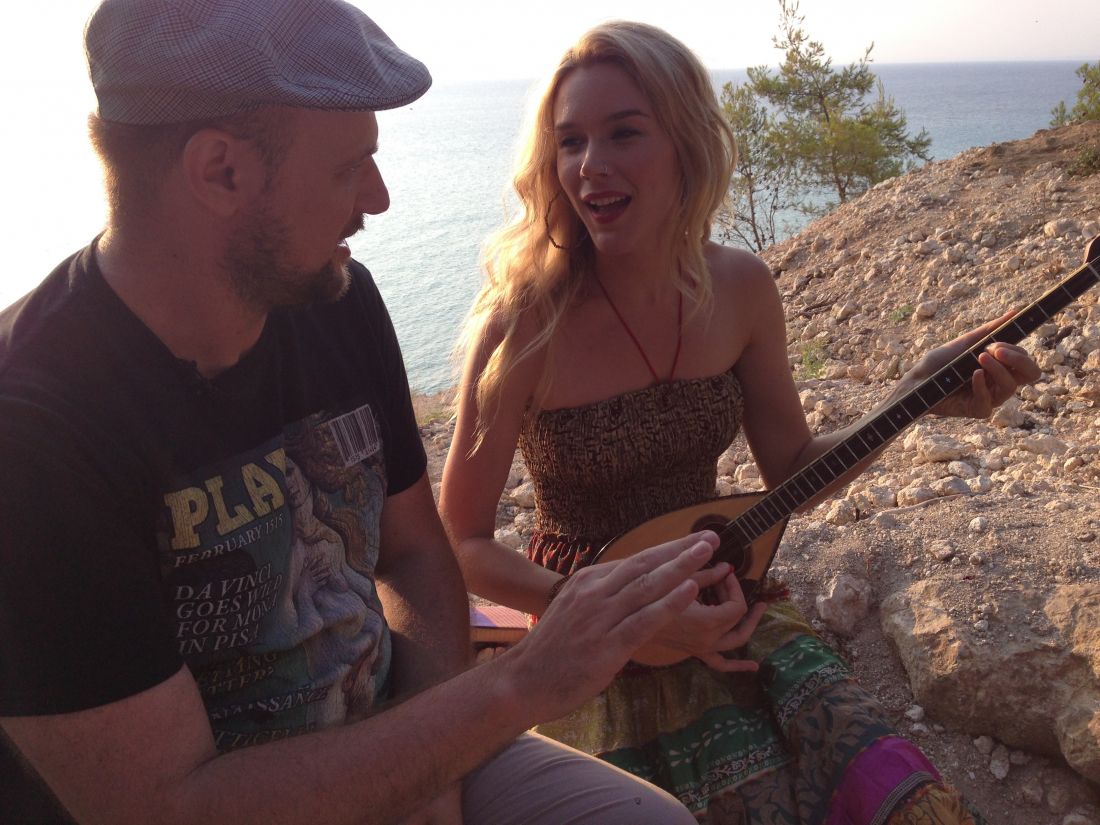 Η Joss Stone μαθαίνει τζουρά και τραγουδάει με τους Rebeletiko που ανακάλυψε στο youtube!