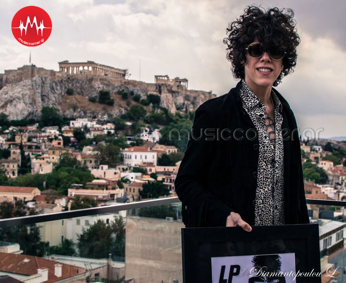 Απονομή πλατινένιου δίσκου στην LP, στο κέντρο της Αθήνας! Ήμασταν εκεί…