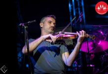 ο Φώτης Σιώτας επισκέπτεται με τα τραγούδια και τις μουσικές το θέατρο «Θησείον»