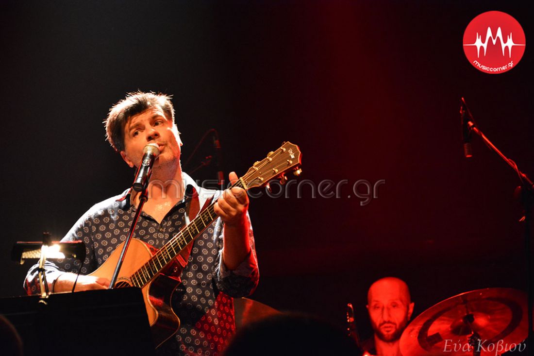 Ο Φοίβος Δεληβοριάς συμπληρώνει το Παζλ της μουσικής του πορείας, στον Σταυρό του Νότου