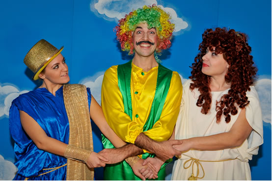 Ο θίασος “Καρουζέλ” διασκευάζει την “Ειρήνη” του Αριστοφάνη…