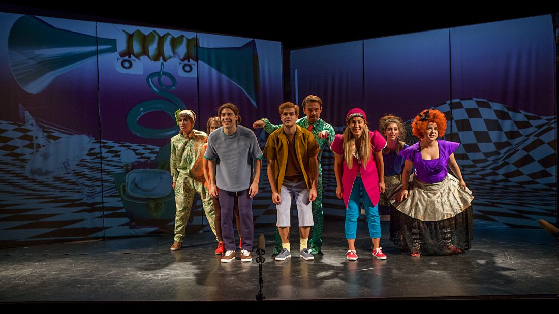 “Η Στριγγλένια και η Τραγουδομηχανή” στο θέατρο Γκλόρια από το δημιουργό των τραγουδιών “Λάχανα και Χάχανα”