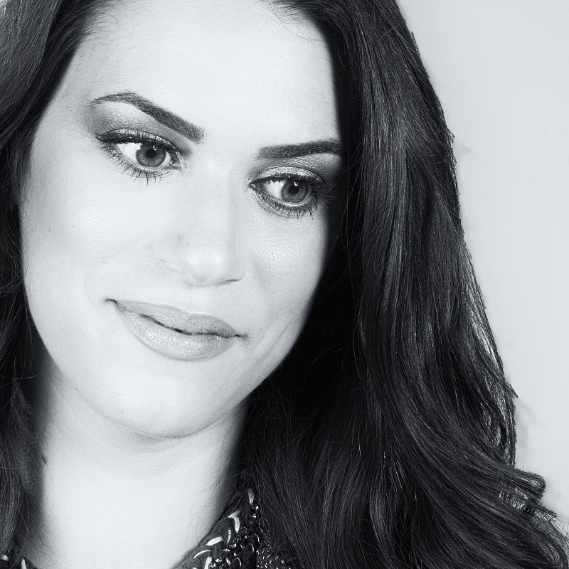 Τάνια Τσιούγκου – “Μέσα στη Σιωπή”