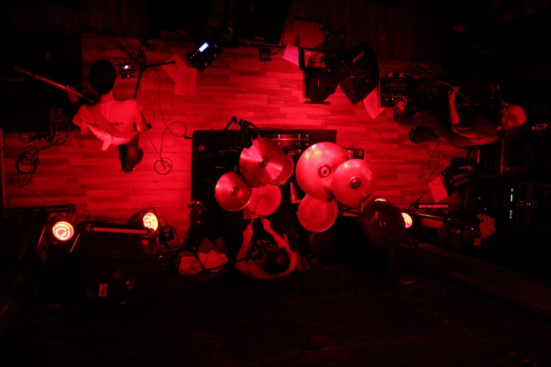 De Facto – “Ποτέ”