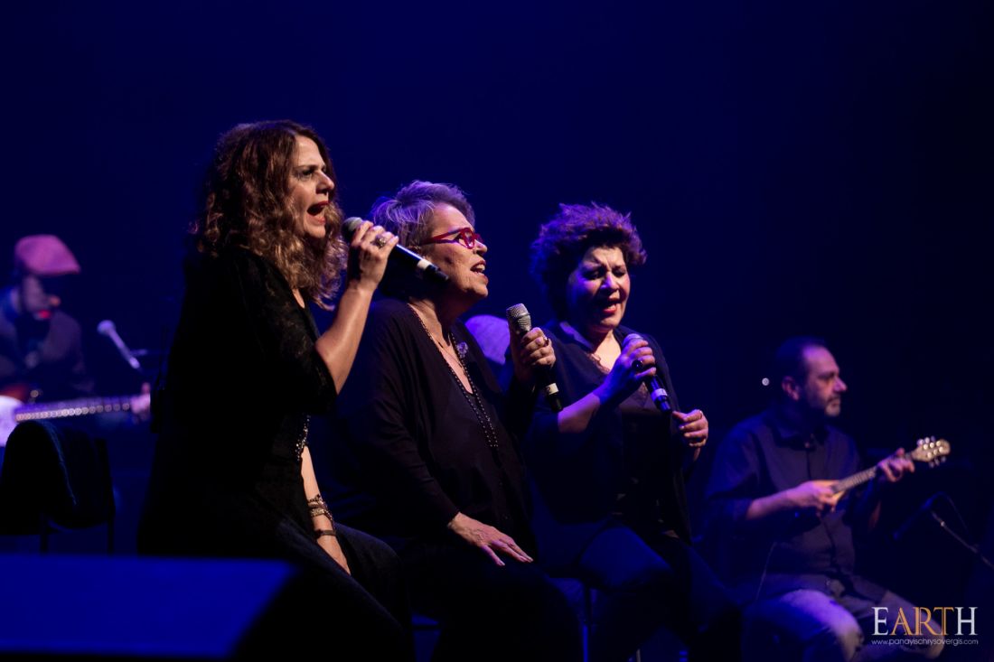 Πλήθος κόσμου κατέκλυσε το θέατρο στο Λονδίνο, που εμφανίστηκαν Γαλάνη, Τσαλιγοπούλου, Νέγκα!