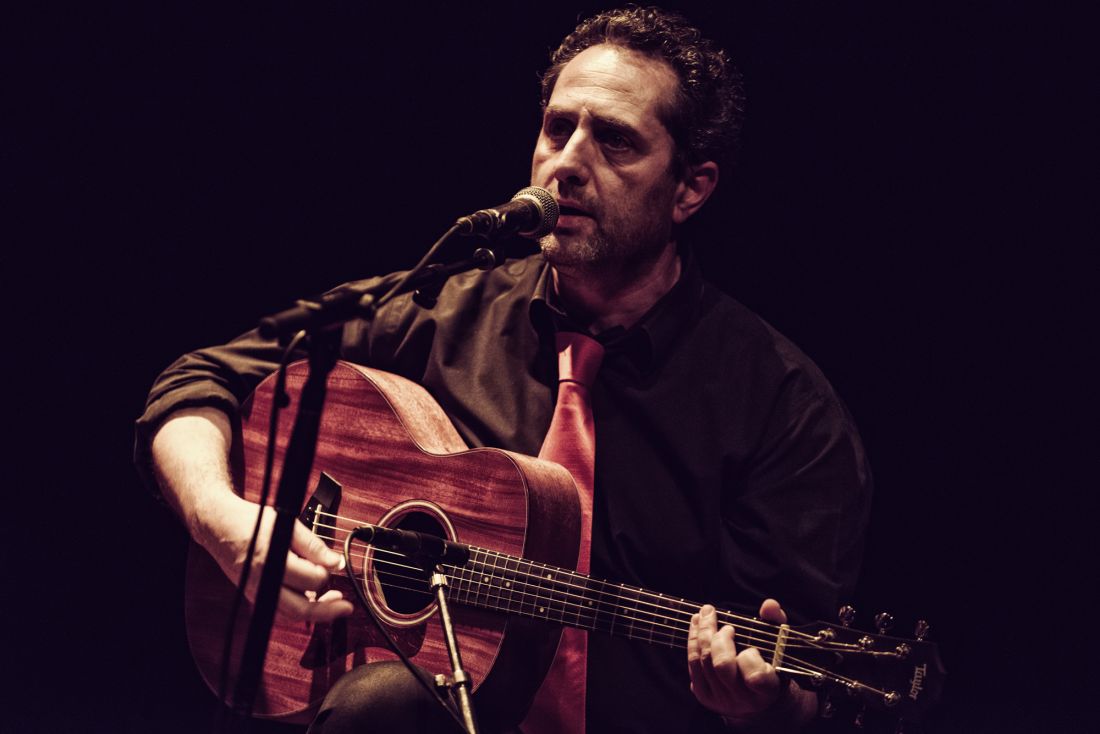 O Νίκος Πρωτόπαπας παρουσιάζει τη δισκογραφική δουλειά του, “Tempo – the rebetiko guitars project”