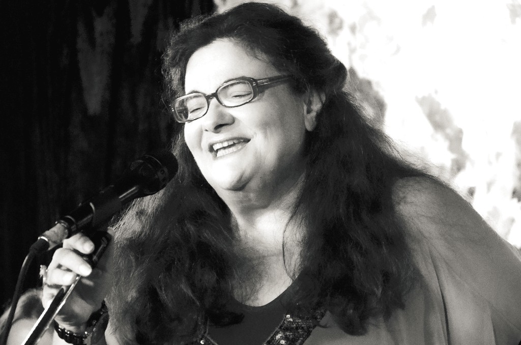 Την “Παγκόσμια Ημέρα της Γυναίκας” η Νένα Βενετσάνου τραγουδά… για τις γυναίκες!