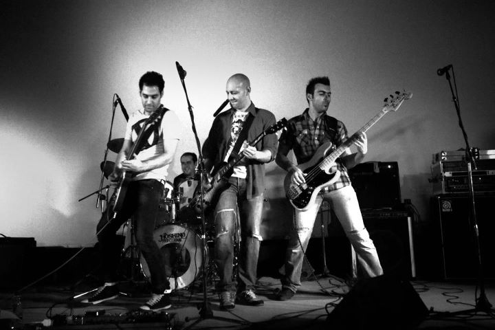 Τα “Γυμνά Καλώδια” μάς υπόσχονται ένα δυναμικό live…