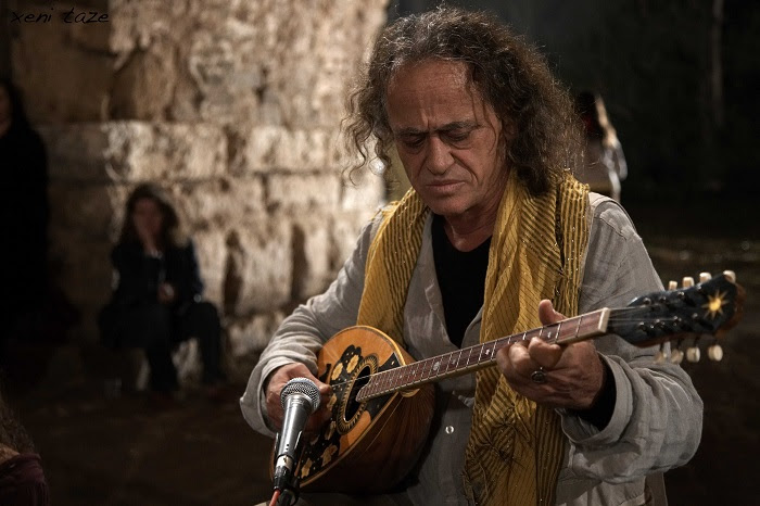 Ο Νίκος Καλογερόπουλος έρχεται να μας κεντρίσει με… Αλογόμυγες στο “Γυάλινο UpStage”!