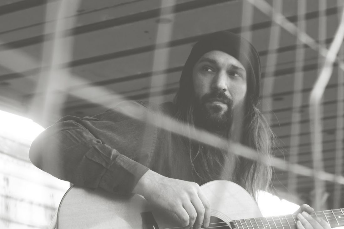 Ο Nomik παρουσιάζει μια acoustic version του πρώτου του solo album “I Ain’t Gonna Be A King”…