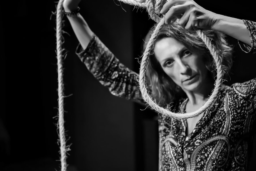 Η Δήμητρα Μαστορίδου προσπαθεί να… λύσει τον “κόμπο”, στο θέατρο Διθύραμβος…