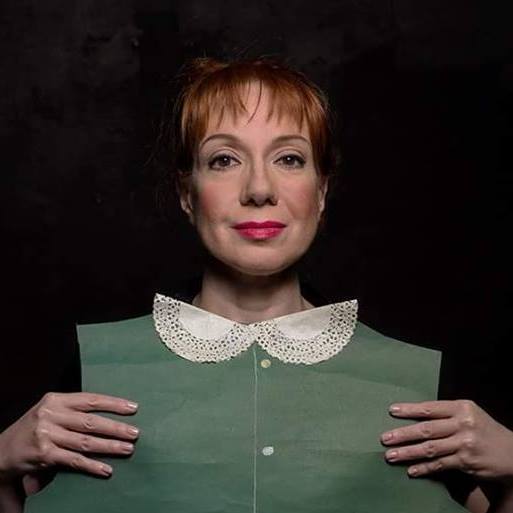 “Το Πράσινό μου το Φουστανάκι” ξαναφορά η Τζούλη Σούμα, ερμηνεύοντας τον μονόλογο της Λένας Κιτσοπούλου…