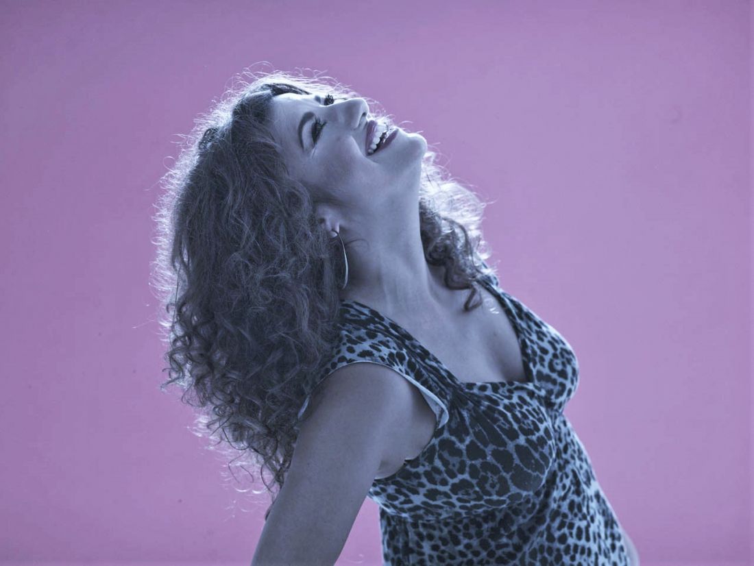 Η Σοφία Παπάζογλου για δύο βράδια Κυριακής με εκλεκτούς φίλους στον Σταυρό του Νότου Plus!