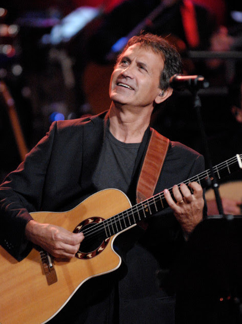 “Μη μου γράφεις γράμματα”: ο Γιώργος Νταλάρας στην Ιερά Οδό, για δύο εμφανίσεις!