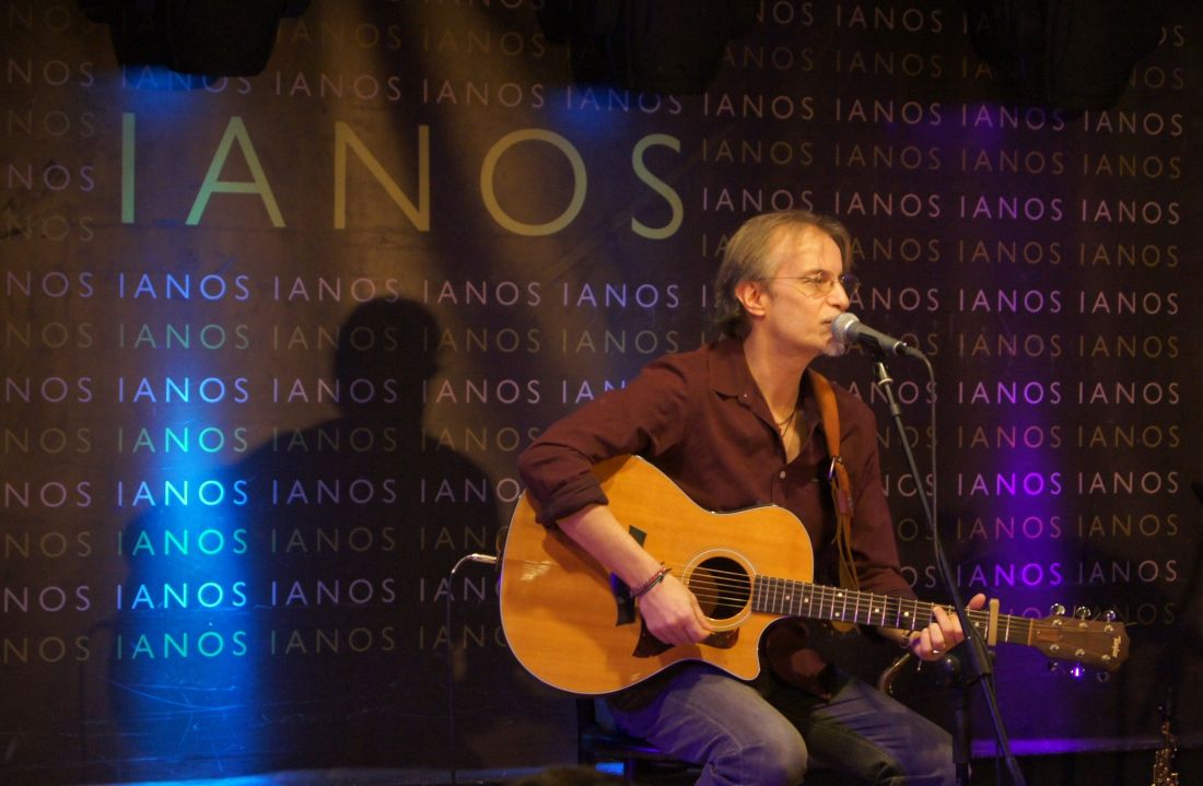 Ο Μίλτος Πασχαλίδης παρουσίασε “Τραγούδια που Ζούνε Λαθραία” στον Ιανό, παρέα με φίλους!