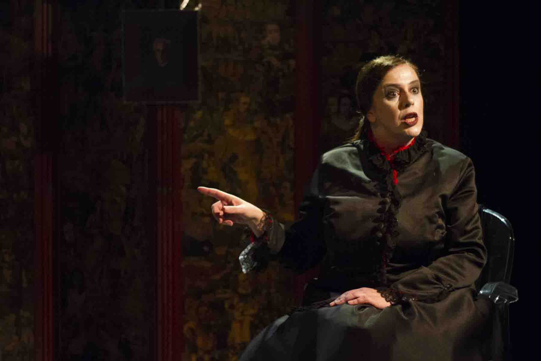 Μας εντυπωσίασε η παράσταση “Αγγέλικα Νίκλη Σολωμού, η Διάφανη”