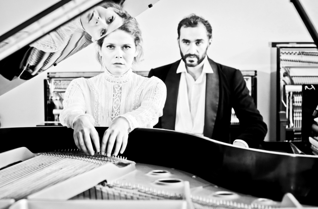 “Κλάρα Σούμαν, τα χαρισματικά πρόσωπα μιας υπερμαριονέτας”, μια μουσικοθεατρική παρασταση, στο Θέατρο της Οδού Κυκλάδων