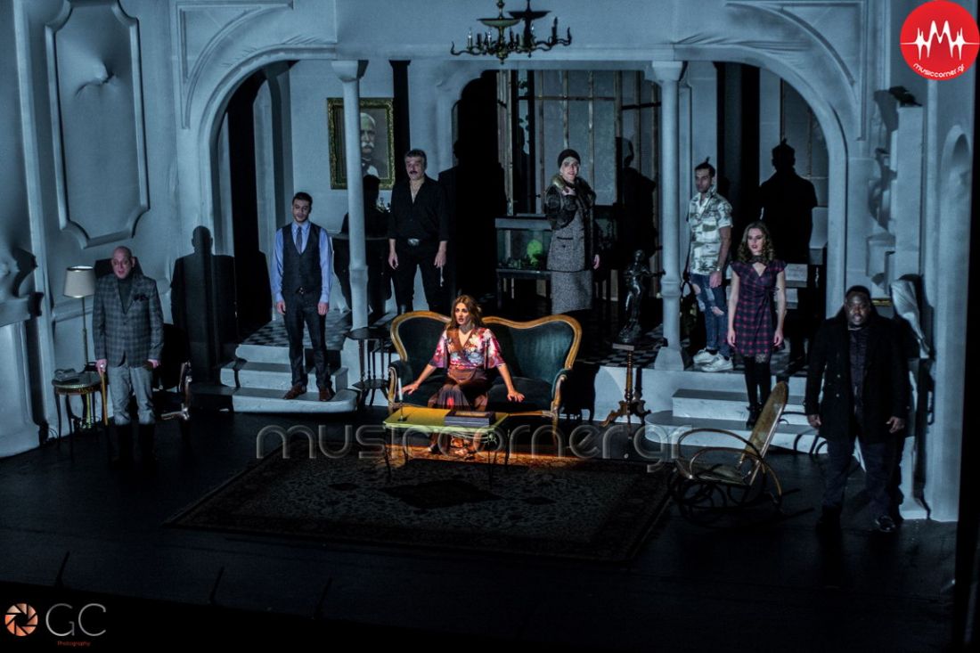 Είδαμε τη Μαρία Λεκάκη που… “δεν μπορεί να μείνει μόνη της”… σε μια κωμωδία θρίλερ στο Θέατρο “Γκλόρια”!